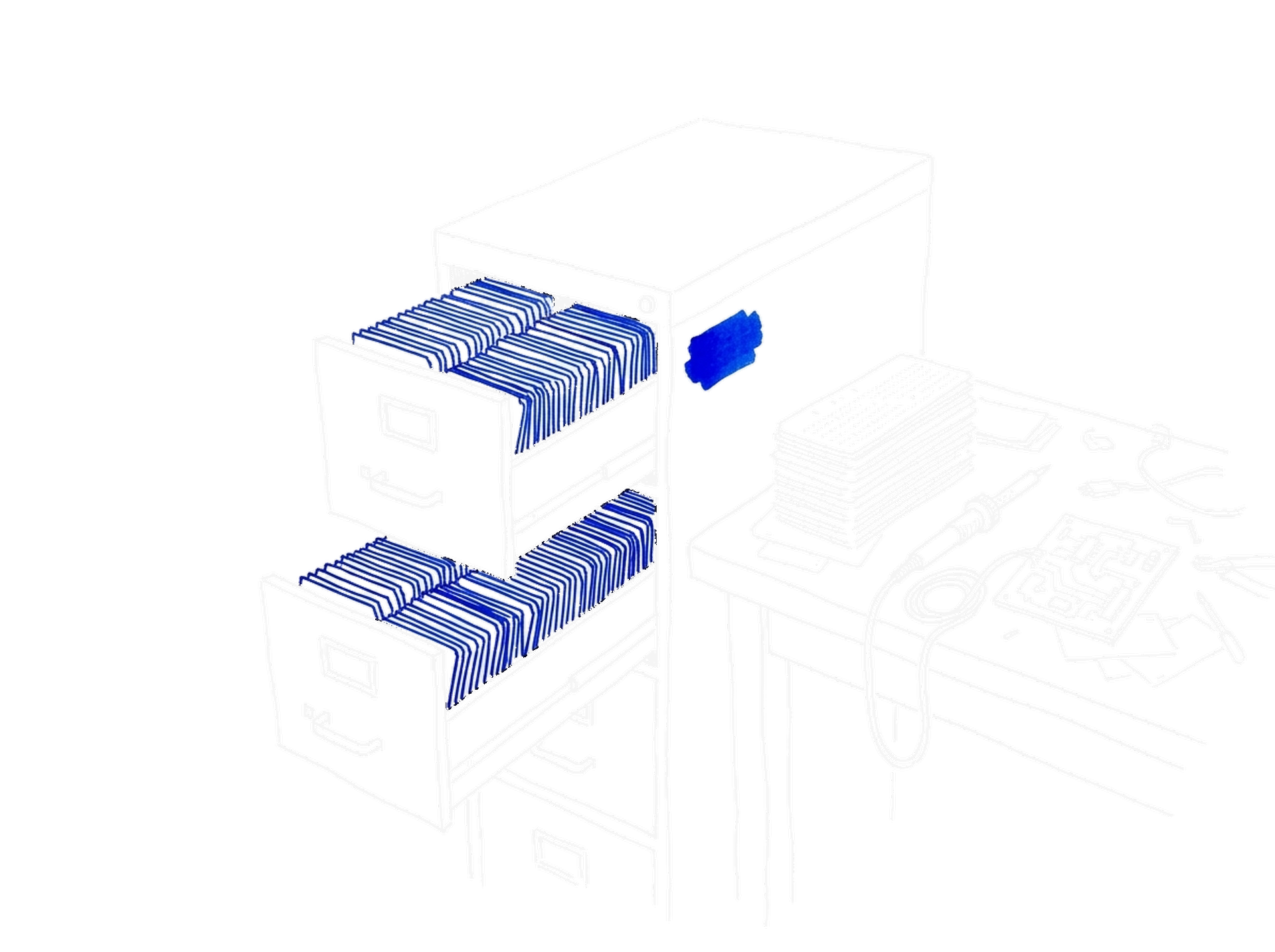 Alter Stahl-Aktenschrank mit offenen Schubladen voller Lochkarten, daneben eine Werkbank mit Lochkartenstapel, Lötkolben und kleiner Platine; der Schrank ist elektroblau gefüllt.